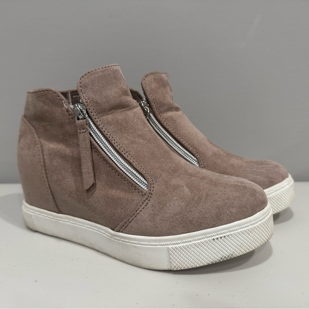 Steve Madden Caliber Shoes Youth Size 3 Beige Suede Side Zipper